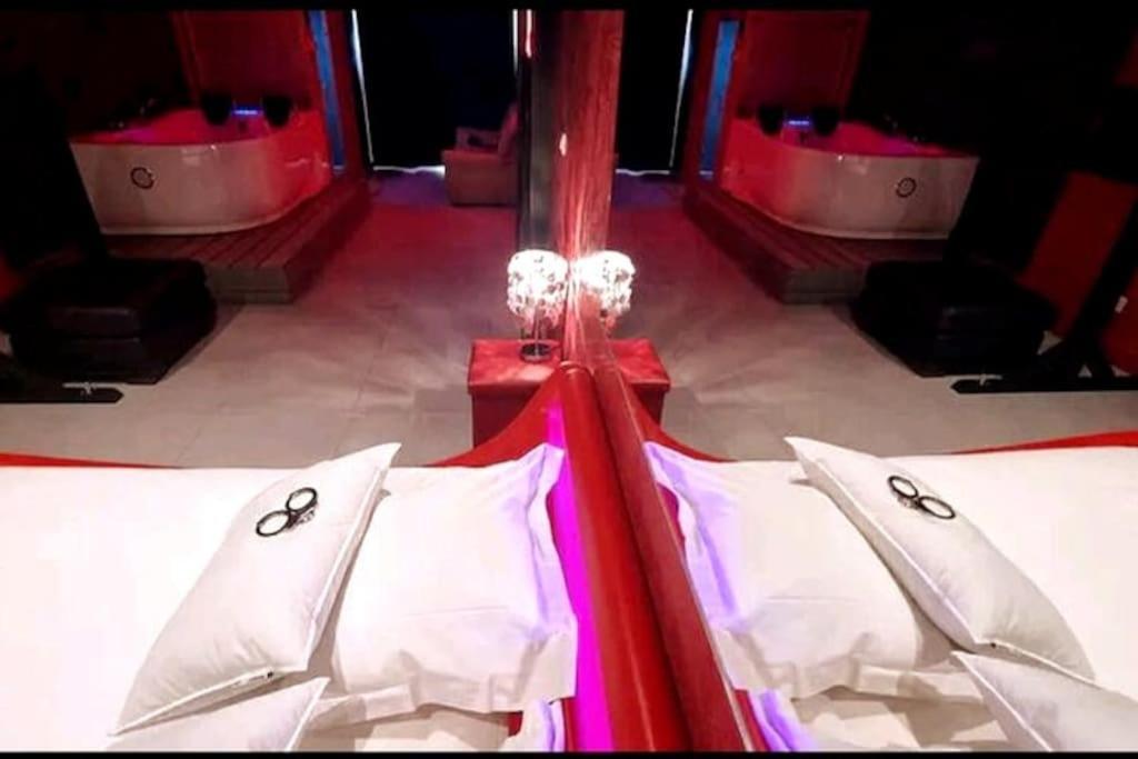 Appartement Balneo Et Sauna Prives The Red Room موجيو المظهر الخارجي الصورة