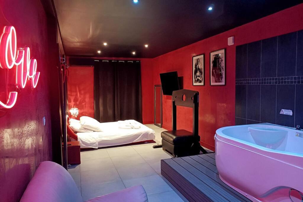 Appartement Balneo Et Sauna Prives The Red Room موجيو المظهر الخارجي الصورة