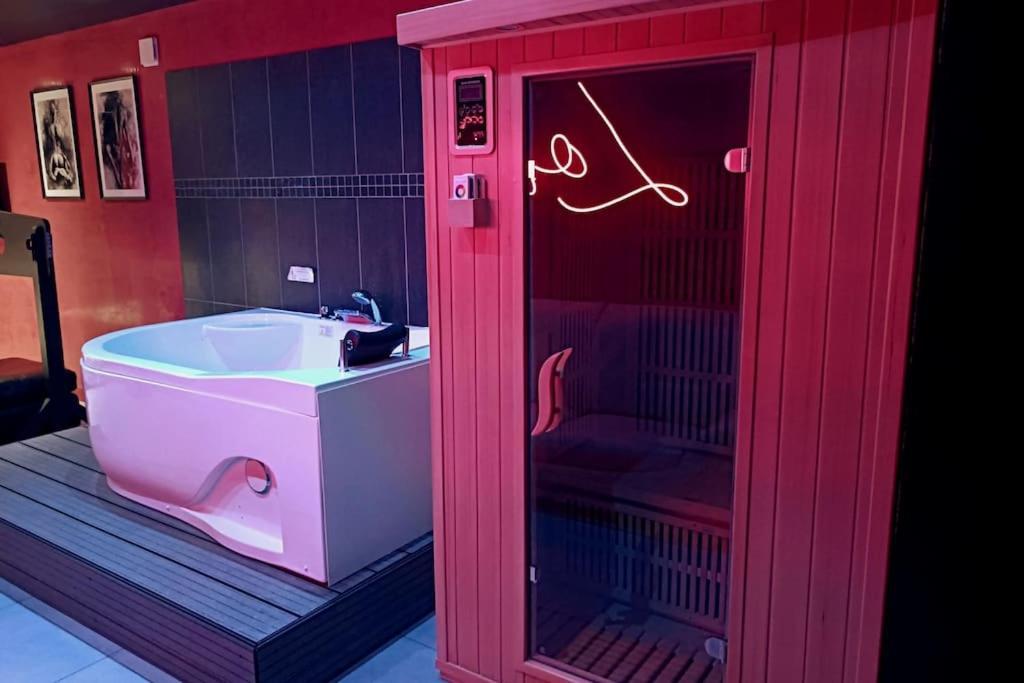 Appartement Balneo Et Sauna Prives The Red Room موجيو المظهر الخارجي الصورة