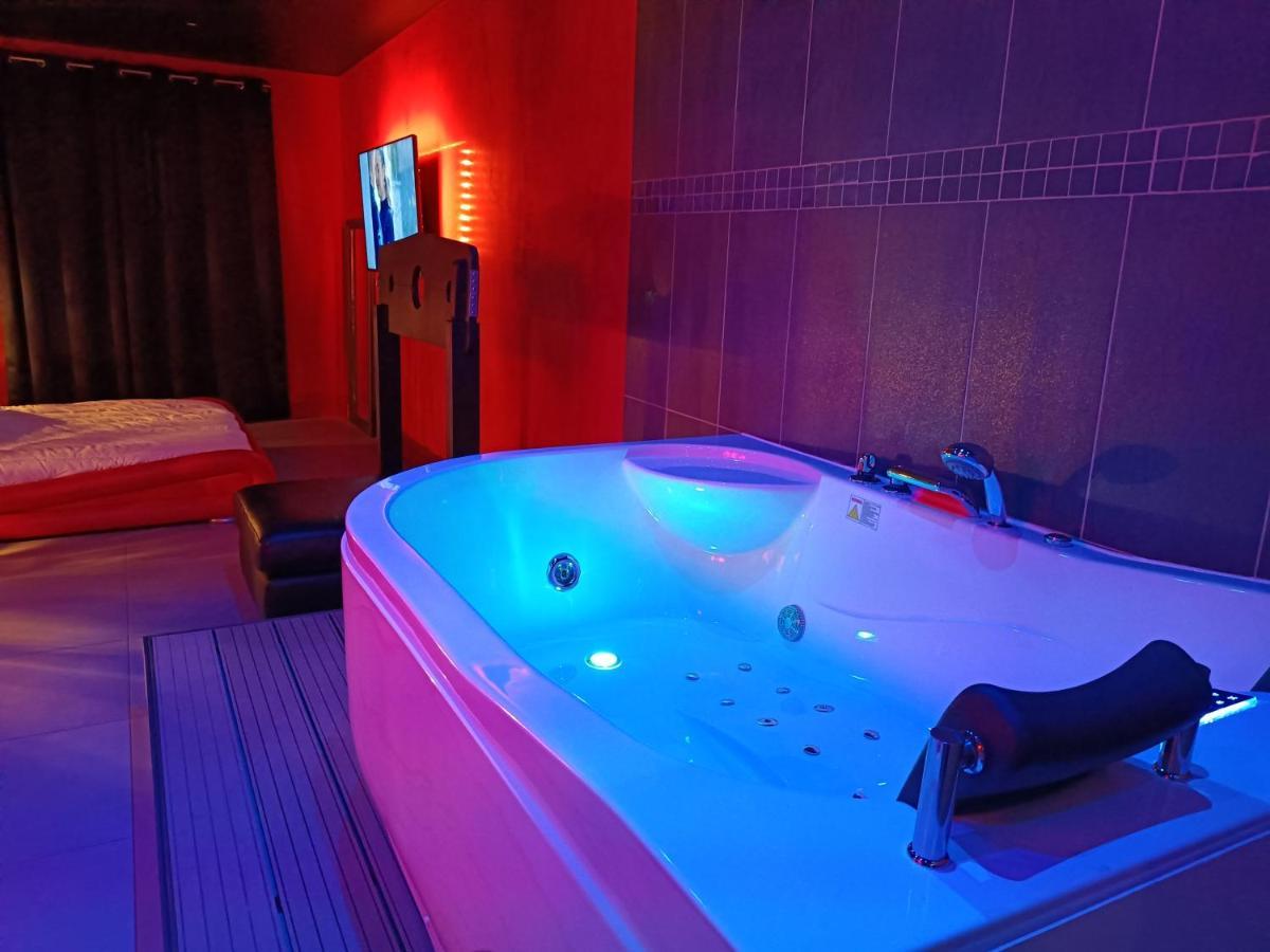 Appartement Balneo Et Sauna Prives The Red Room موجيو المظهر الخارجي الصورة