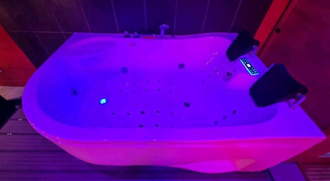 Appartement Balneo Et Sauna Prives The Red Room موجيو المظهر الخارجي الصورة